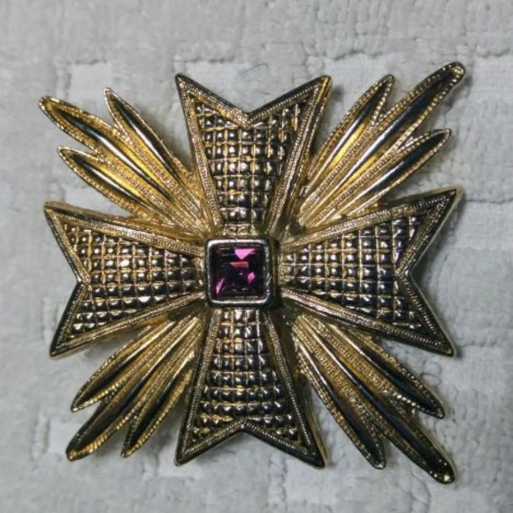 Carolee 2×2" VTG Gold tone cross - Picture 7 of 10